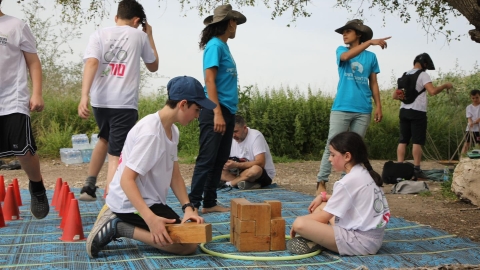 ילדים משחקים במשחק חשיבה על מחצלת.jpg