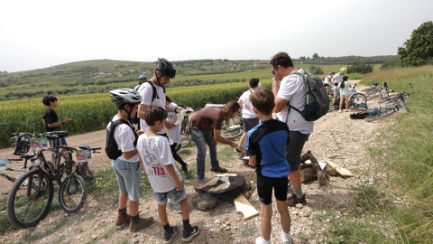 אנשים וילדים עומדים ליד סאג פיתות.jpg