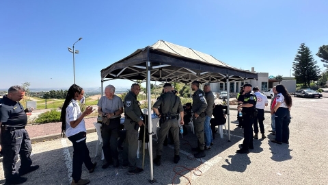 אנשי הצלה וכוחות הביטחון עומדים מתחת לצילייה.jpg