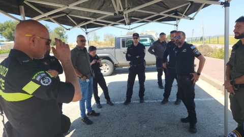 אנשי הצלה וכוחות הביטחון עומדים.jpg