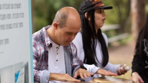 אנשים מתופפים על תופים.jpg