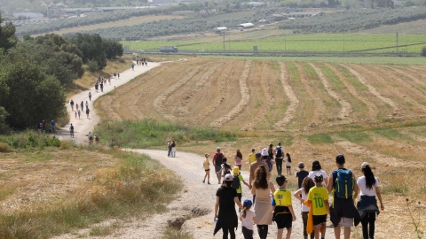 אנשים צועדים בשדות.jpg
