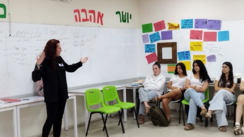 מרצה  עומדת מול תלמידים.jpg