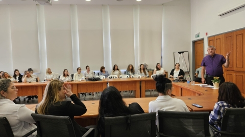 אנשים יושבים בחדר ישיבות מול מרצה.jpg