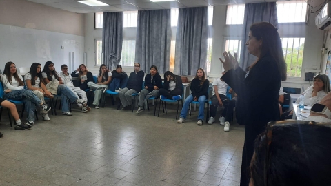 מרצה עומדת מול תלמידים.jpg