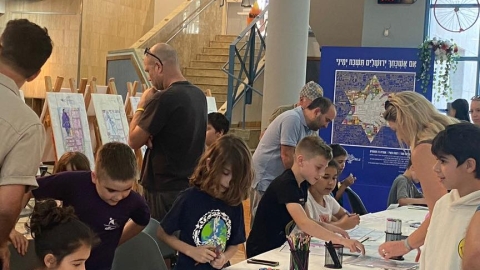 ילדים סביב שולחן עם דפים.jpg