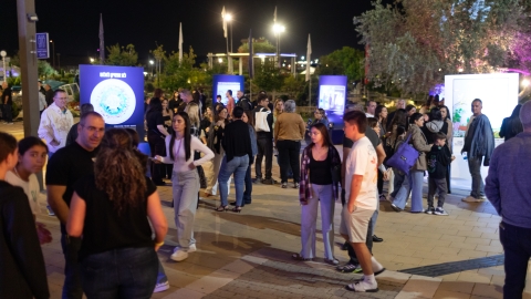 אנשים עומדים סביבם תמונות.jpg