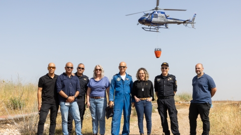 אנשים עומדים וברקע מסוק.jpg