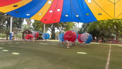 ילדות בתוך כדורי משחק  גדולים.jpg
