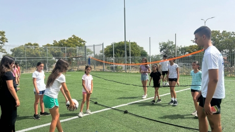 ילדות משחקות כדור עף במגרש.jpg