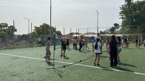 ילדות משחקות במגרש כדורגל.jpg