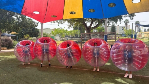 ילדות בתוך כדורי משחק גדולים.jpg