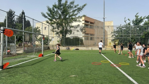 ילדות משחקות במגרש  כדורגל.jpg