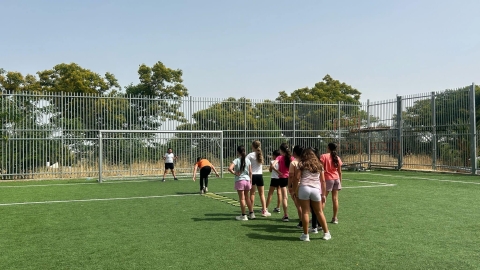 ילדות מתאמנות במגרש כדורגל.jpg