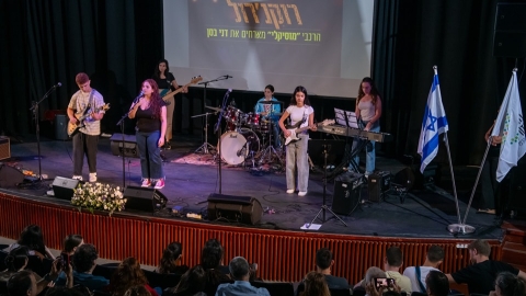 אנשים מניגינים על במה  ואישה שרה.jpg