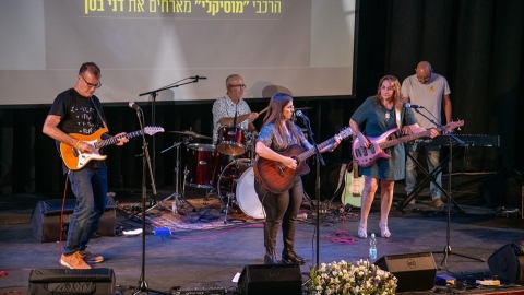 אנשים מנגנים על במה.jpg