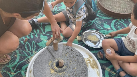 סדנת טחינת חיטה  באמצעות אבני ריחיים.jpg