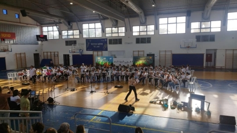 ילדים יושבים ומנגנים בקונצרט.jpg