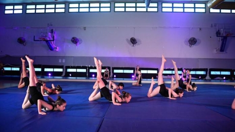 ילדות רוקדות  בחגיגת  מופעי סיום של ענפי ההתעמלות האומנותית והאקרובטיקה.jpg