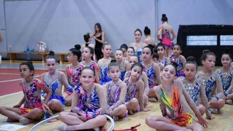 ילדות רוקדות  בחגיגת מופעי סיום של ענפי ההתעמלות האומנותית  והאקרובטיקה.jpg