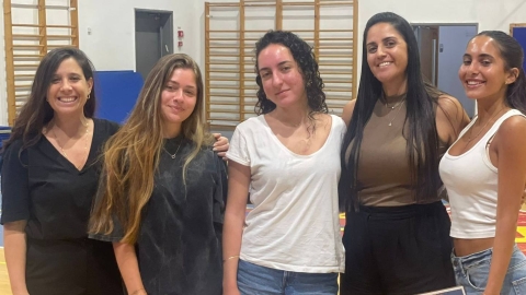 נשים עומדות ומתחבקות.jpg