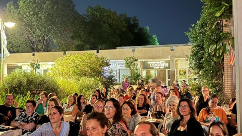אנשים יושבים על כיסאות.jpg