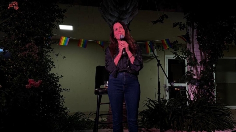 אורנה בנאי עומדת על במה ומחזיקה מיקרופון.jpg