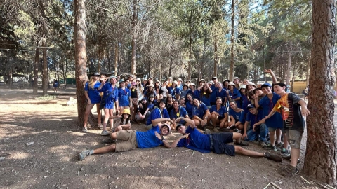 תמונה של ילדים עומדים אחד ליד השני עם חולצה כחולה כחלק ממחנה בתנועות הנוער.jpg