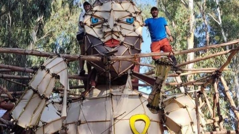 מייצג של איש ועליו יש סיכת חטופים מסדנות.jpg