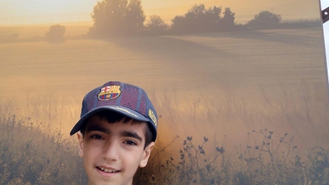 ילד עם כובע עומד מאחוריו תמונה.jpg