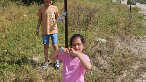 ילדים עומדים ליד תמונה.jpg