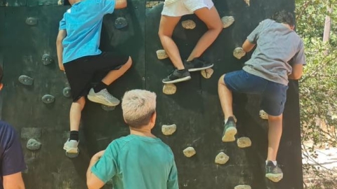 ילדים מטפסים על קיר טיפוס.jpg