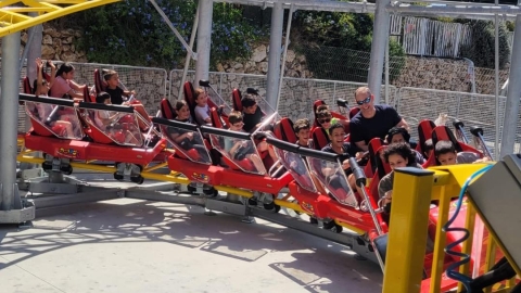 ילדים יושבים בתוך רכבת הרים.jpg