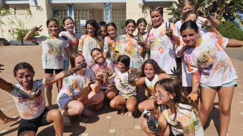 ילדות לובשות חולצות שעליהן טביעות ידיים שטבלו בגואש וסימנו על החולצות.jpg