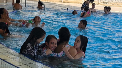 ילדות משחקות בבריכה.jpg