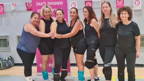 נשים  מחזיקות גביע.jpg