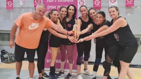 אנשים עומדים לבושים בחולצות בצבע שחור.jpg