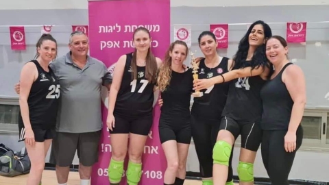נשים  מחזיקות  גביע.jpg