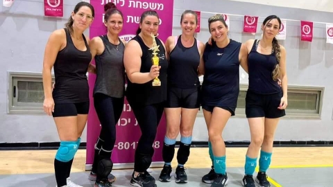 נשים מחזיקות גביע.jpg
