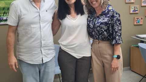 אנשים עומדים מחובקים.jpg