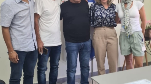 אנשים עומדים  ומתחבקים.jpg