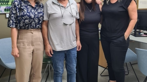 אנשים עומדים ומתחבקים.jpg