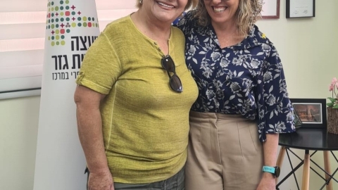 שתי נשים עומדות ומתחבקות.jpg