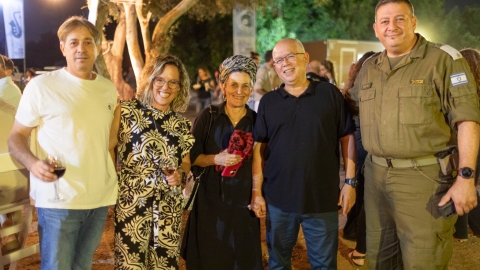 אנשים עומדים  ומצתלמים.jpg