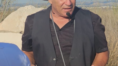 איש מחופש.jpg