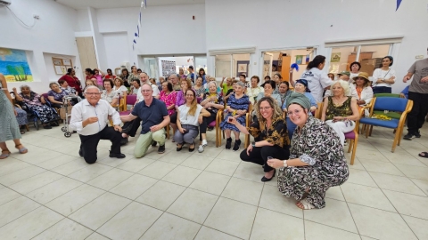 אנשים יושבים יחד ומצתלמים.jpg