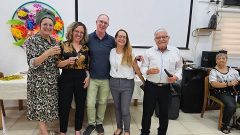 אנשים  עומדים ומתחבקים.jpg