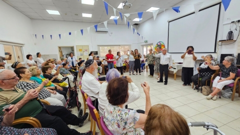 אנשים יושבים ומרימים לחיים.jpg