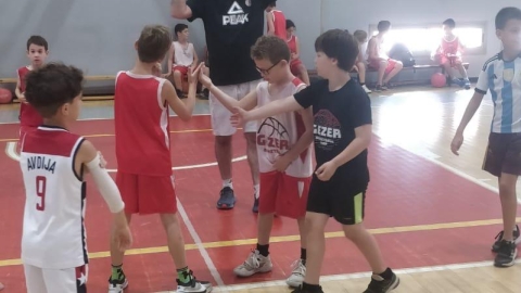 ילדים  משחקים בכדורסל.jpg