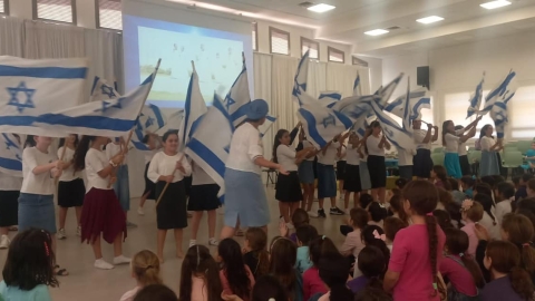 ילדים הולכים עם דגל ישראל.jpg